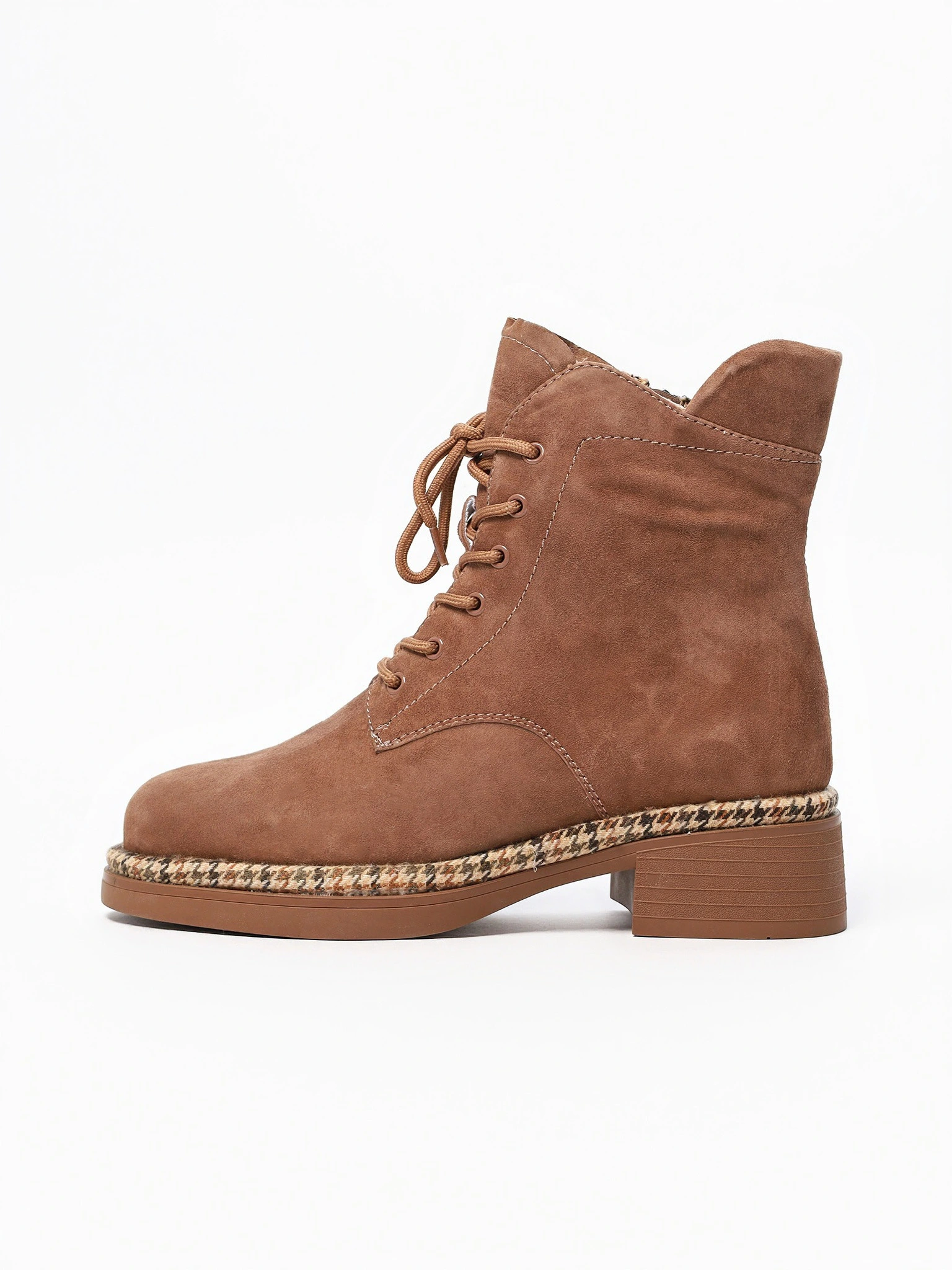 Ботинки коричневого цвета на широком среднем каблуке